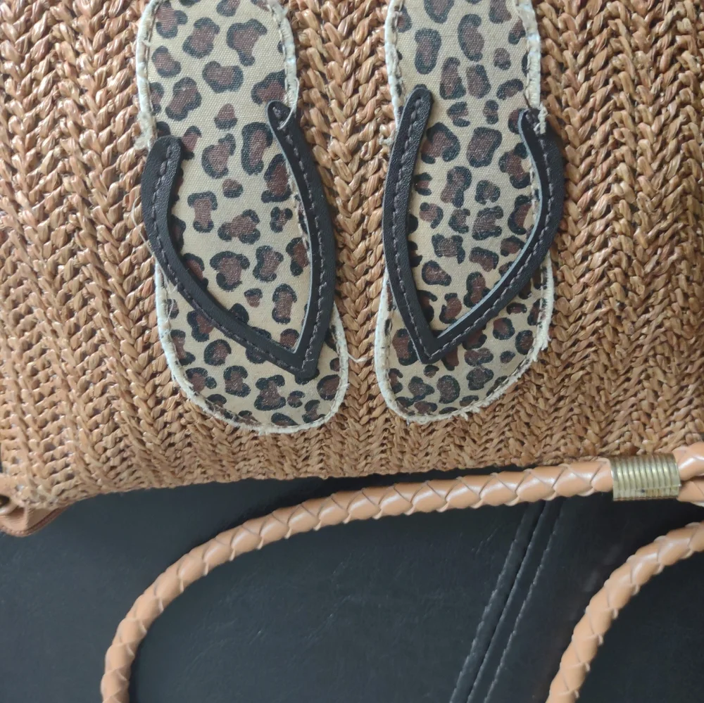 Sondra Roberts Squared Woven Straw Rafia Flip Flop Crossbody Bag - Picture 3 of 14
